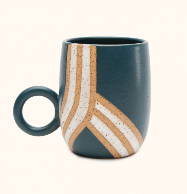 Mug dengan bentuk tangan yang melingkar sebagai pegangan